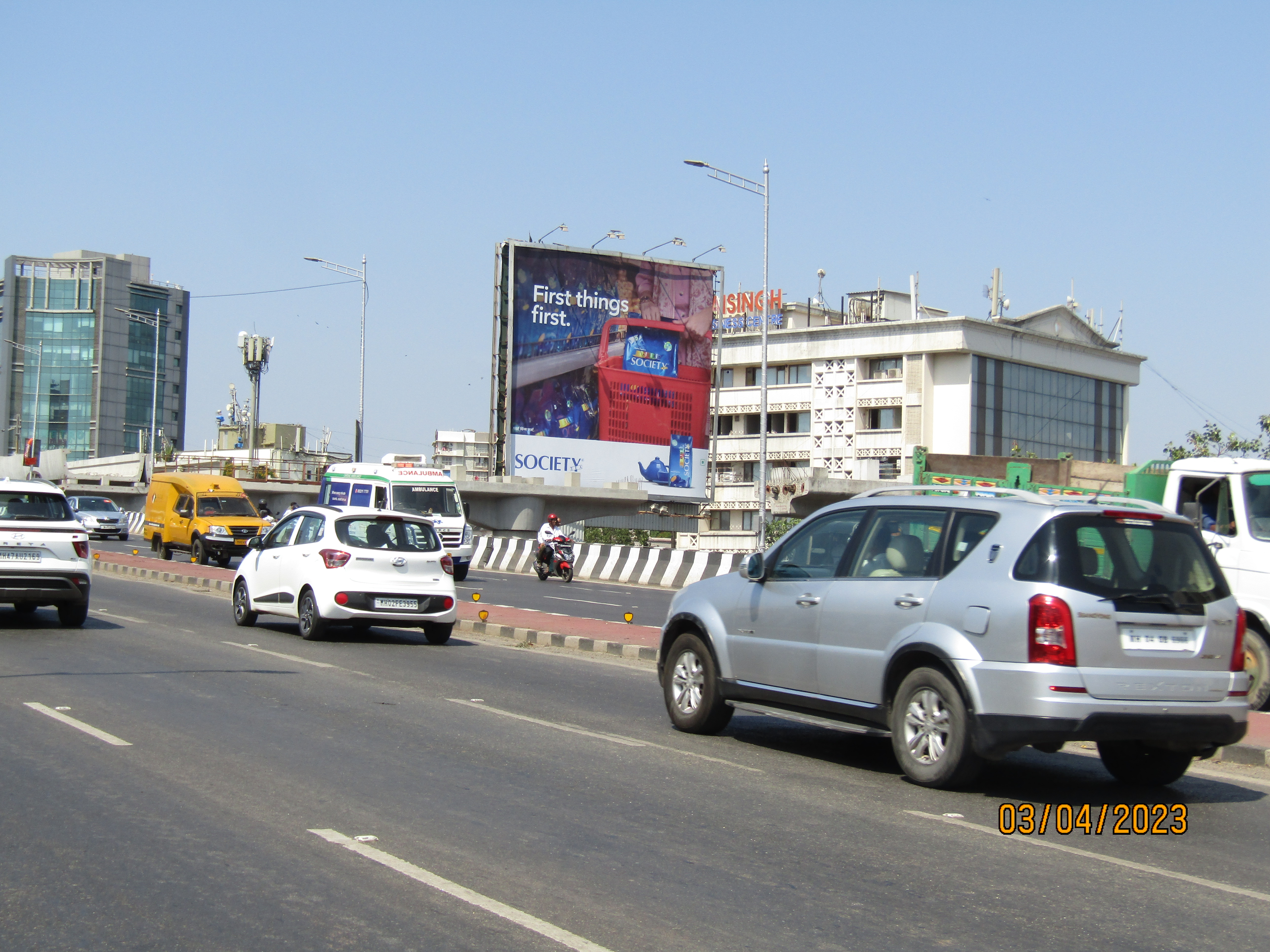 Mumbai traffic with hoarding